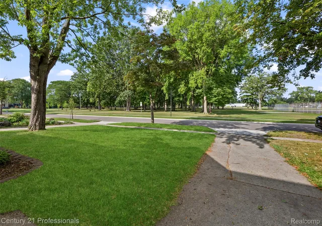 Photo 4 of Single family home for sale at 2712 N Vermont Ave, Royal Oak City Oakland, MI 48073 | MLS# 20261065676 | Listing updated on 2026-09-23