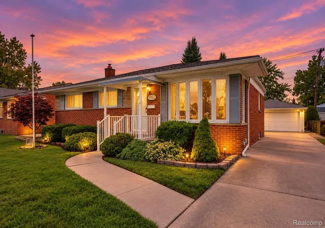 Photo 1 of Single family home for sale at 1952 Lakeview St, Trenton, MI 48183 | MLS# 20261065732 | Listing updated on 2026-10-14
