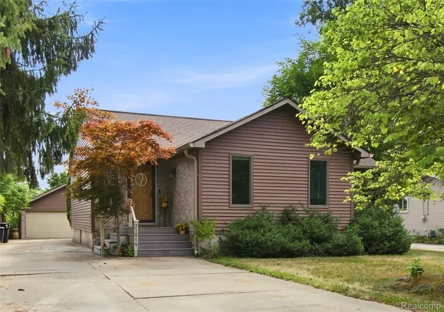 Photo 1 of Sale Pending at 21814 Parker St, Farmington Hills, MI 48336 | MLS# 20261066191 | Listing updated on 2026-10-18