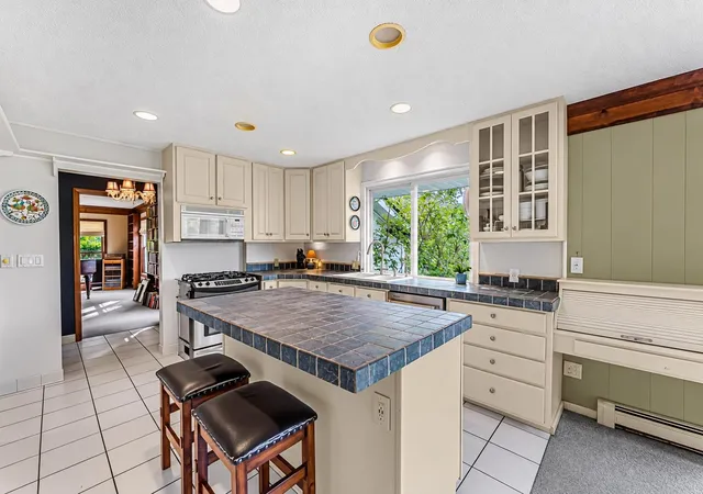 Photo 3 of Single family home for sale at 425 Garfield Rd S, Traverse City, MI 49696 | MLS# 78080072554 | Listing updated on 2026-09-16