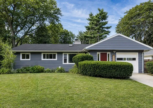 Photo 1 of Single family home for sale at 2909 Crestview Ave, Kalamazoo, MI 49006 | MLS# 58050219168 | Listing updated on 2026-09-03