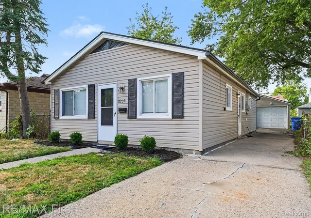 Photo 1 of Single family home for sale at 8209 Toepfer Rd, Warren, MI 48089 | MLS# 20261066692 | Listing updated on 2026-09-01