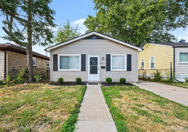 Photo 2 of Single family home for sale at 8209 Toepfer Rd, Warren, MI 48089 | MLS# 20261066692 | Listing updated on 2026-09-01