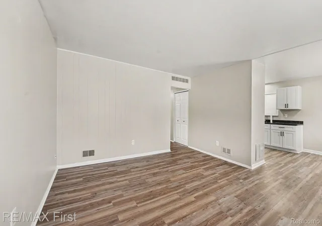 Photo 4 of Single family home for sale at 8209 Toepfer Rd, Warren, MI 48089 | MLS# 20261066692 | Listing updated on 2026-09-01