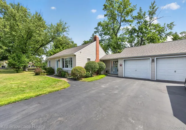 Photo 3 of Single family home for sale at 923 Sarena Ave, Waterford Charter Township Oakland, MI 48327 | MLS# 20261066846 | Listing updated on 2026-10-06