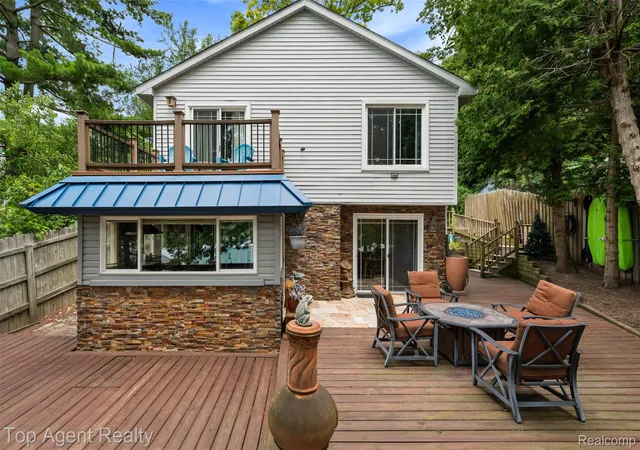Photo 1 of Single family home for sale at 312 Beach Dr, Oakland Charter Township Oakland, MI 48363 | MLS# 20261066927 | Listing updated on 2026-09-06