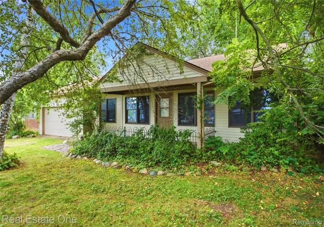 Photo 1 of Single family home for sale at 5431 Putnam Dr, West Bloomfield, MI 48323 | MLS# 20261067063 | Listing updated on 2026-09-05