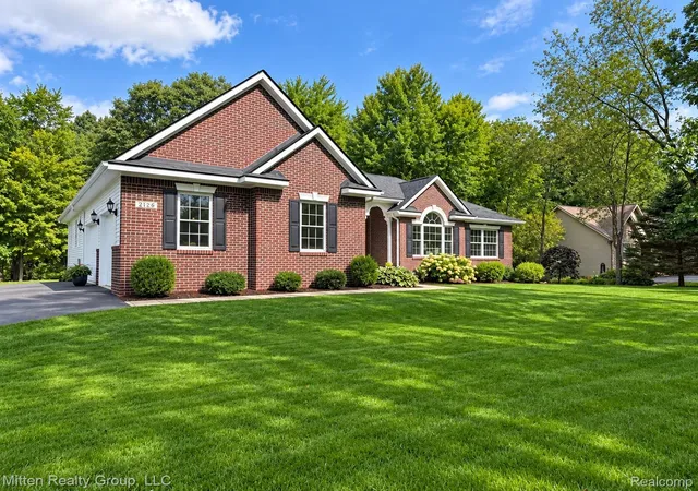 Photo 3 of Single family home for sale at 2126 Moorlands View, Howell, MI 48855 | MLS# 20261067101 | Listing updated on 2026-10-06