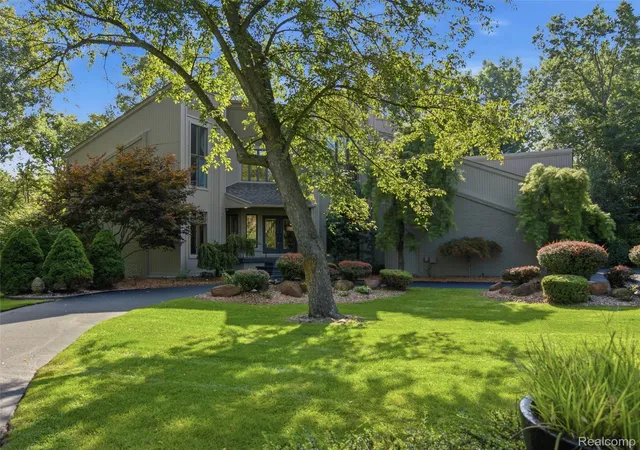 Photo 3 of Single family home for sale at 1250 Sunniwood Pl, Oakland Charter Township Oakland, MI 48306 | MLS# 20261067667 | Listing updated on 2026-10-19