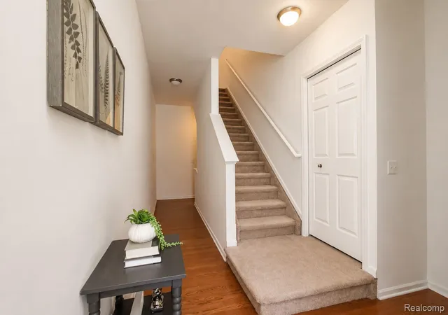 Listing Photo 4 - Condo for sale in building located at 1405 Raliegh Pl, Troy, MI 48084
