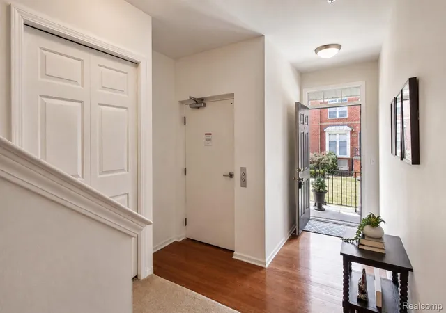 Listing Photo 5 - Condo for sale in building located at 1405 Raliegh Pl, Troy, MI 48084