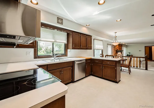 Photo 4 of Single family home for sale at 35973 Old Homestead Dr, Farmington Hills City Oakland, MI 48335 | MLS# 20261067887 | Listing updated on 2026-10-19