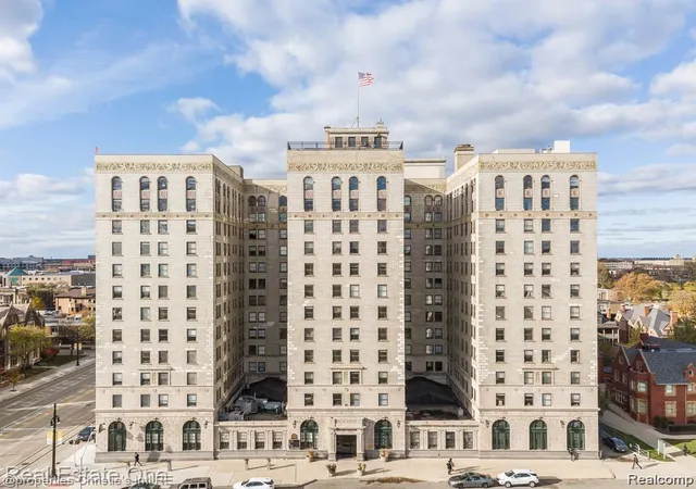 Photo 2 of Condo for sale at 15 E Kirby St #1223, Detroit, MI 48202 | MLS# 20261068009 | Listing updated on 2026-09-10