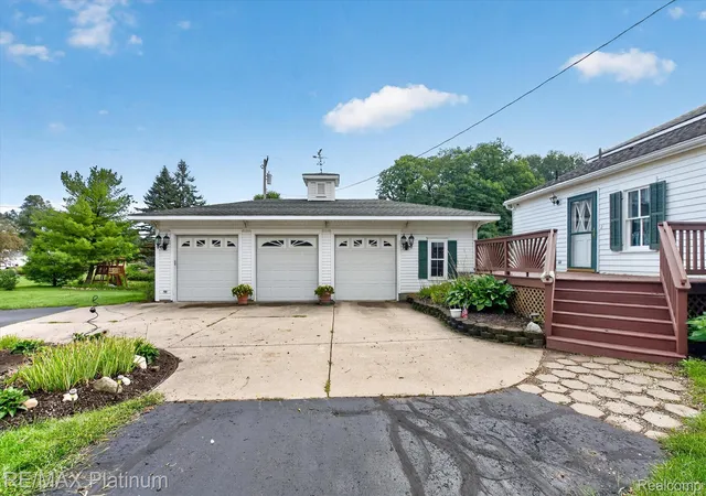 Photo 2 of Single family home for sale at 8045 Chilson Rd, Pinckney, MI 48169 | MLS# 20261068049 | Listing updated on 2026-09-16