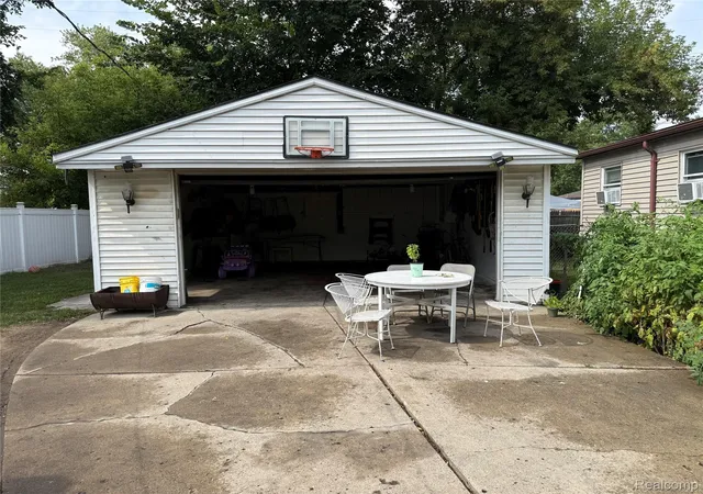 Photo 4 of Single family home for sale at 5668 Gertrude St, Dearborn Heights, MI 48125 | MLS# 20261068210 | Listing updated on 2026-09-15