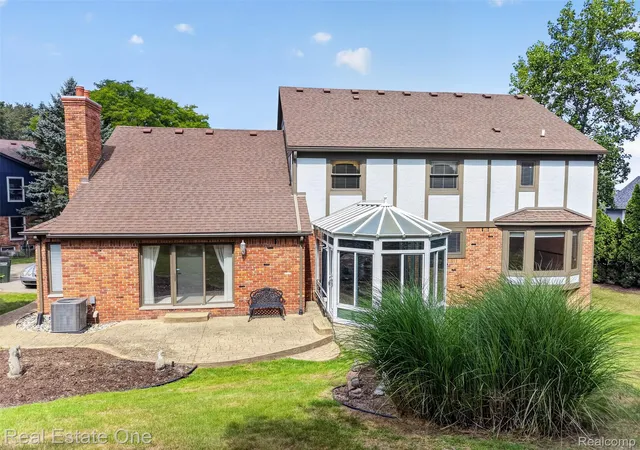 Photo 2 of Single family home for sale at 871 Stanford Ct, Rochester Hills, MI 48309 | MLS# 20261068211 | Listing updated on 2026-10-11