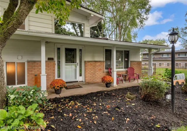 Photo 2 of Single family home for sale at 1752 Middle Trl Rd, Commerce Township, MI 48390 | MLS# 20261068495 | Listing updated on 2026-10-16