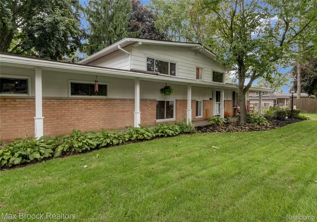 Photo 3 of Single family home for sale at 1752 Middle Trl Rd, Commerce Township, MI 48390 | MLS# 20261068495 | Listing updated on 2026-10-16