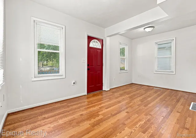 Photo 4 of Single family home for sale at 816 Comfort St, Lansing City Ingham, MI 48915 | MLS# 20261068675 | Listing updated on 2026-10-05