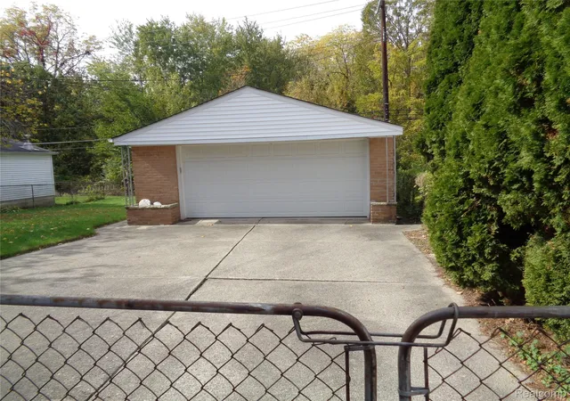 Photo 2 of Single family home for sale at 2460 Longmeadow Dr, Trenton City Wayne, MI 48183 | MLS# 20261068769 | Listing updated on 2026-10-10