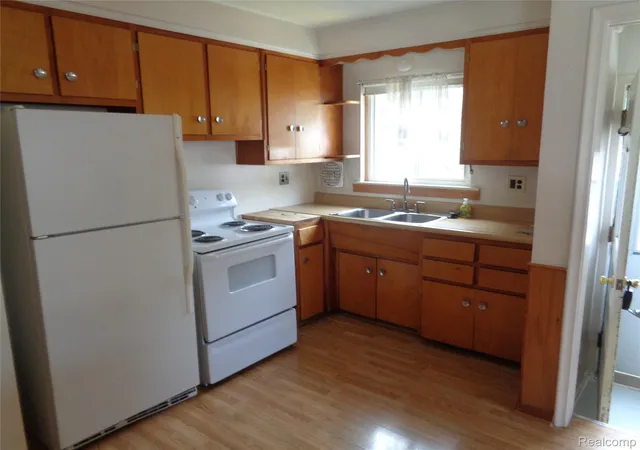Photo 3 of Single family home for sale at 2460 Longmeadow Dr, Trenton City Wayne, MI 48183 | MLS# 20261068769 | Listing updated on 2026-10-29