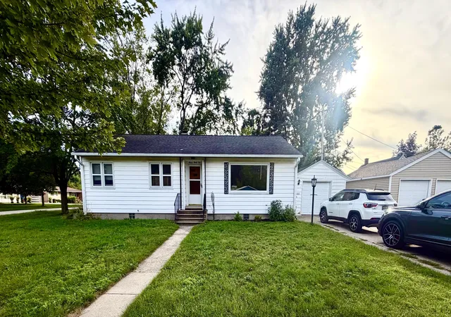 Photo 3 of Single family home for sale at 1135 W Summit Ave, Roosevelt Park City Muskegon, MI 49441 | MLS# 65026045500 | Listing updated on 2026-09-11