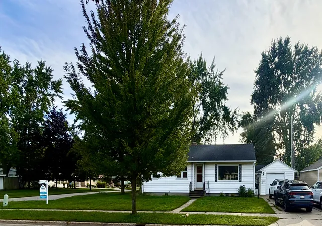 Photo 4 of Single family home for sale at 1135 W Summit Ave, RooseveltParkCity_Muskegon, MI 49441 | MLS# 65026045500 | Listing updated on 2026-10-13