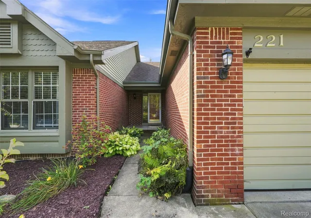 Photo 3 of Single family home for sale at 221 Sandalwood Dr, Rochester Hills, MI 48307 | MLS# 20261069083 | Listing updated on 2026-09-04