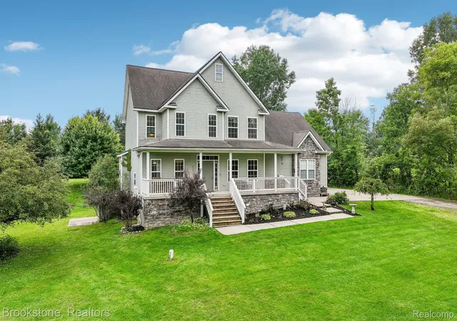 Photo 3 of Single family home for sale at 2633 Groveland Rd, Groveland Township Oakland, MI 48462 | MLS# 20261069189 | Listing updated on 2026-09-19