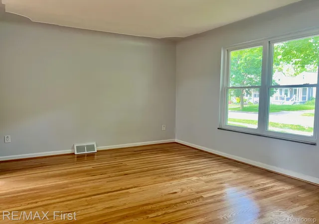 Listing Photo 4 - Condo for sale in building located at 552 Laprairie St, Ferndale, MI 48220