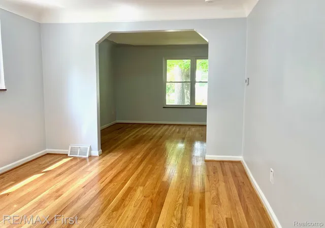 Listing Photo 5 - Condo for sale in building located at 552 Laprairie St, Ferndale, MI 48220