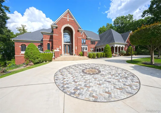 Photo 2 of Mansion for sale at 2785 Cranbrook Ridge Ct, Rochester, MI 48306 | MLS# 20261069220 | Listing updated on 2026-10-18