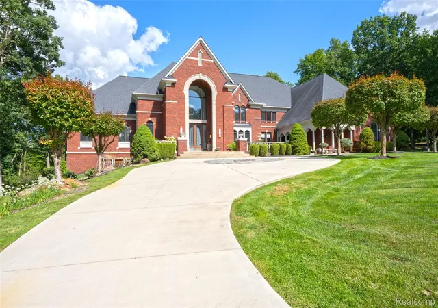 Photo 4 of Single family home for sale at 2785 Cranbrook Ridge Ct, Rochester, MI 48306 | MLS# 20261069220 | Listing updated on 2026-10-18