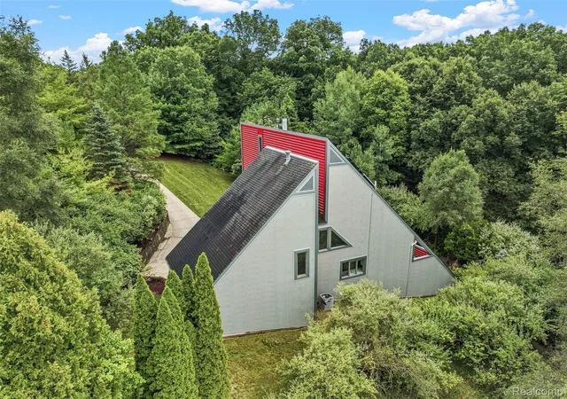 Photo 3 of Single family home for sale at 5600 Navajo Trl, Pinckney, MI 48169 | MLS# 20261069311 | Listing updated on 2026-09-15