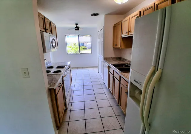 Listing Photo 4 - Condo for sale in building located at 26583 Franklin Pointe Dr, Southfield, MI 48034 - Unit #153