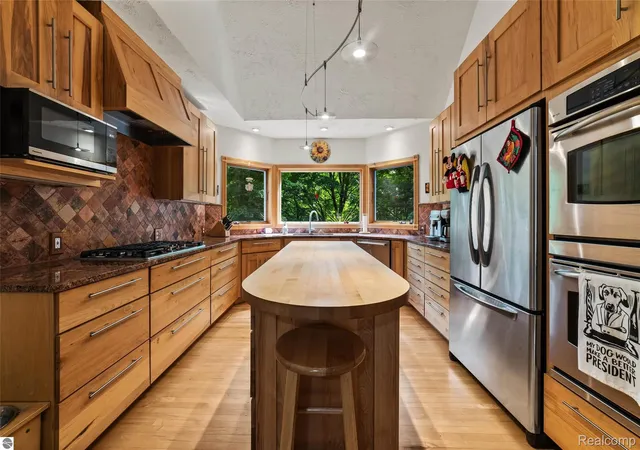 Photo 1 of Single family home for sale at 10552 Craig Rd, Traverse City, MI 49686 | MLS# 20261069380 | Listing updated on 2026-09-12