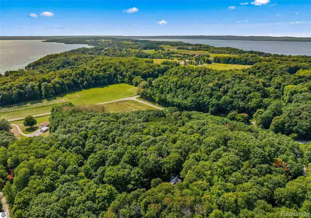 Photo 3 of Single family home for sale at 10552 Craig Rd, Traverse City, MI 49686 | MLS# 20261069380 | Listing updated on 2026-09-12