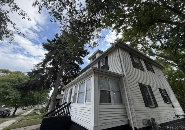 Photo 3 of Single family home for sale at 127 Jones St, Mount Clemens, MI 48043 | MLS# 20261069419 | Listing updated on 2026-09-16