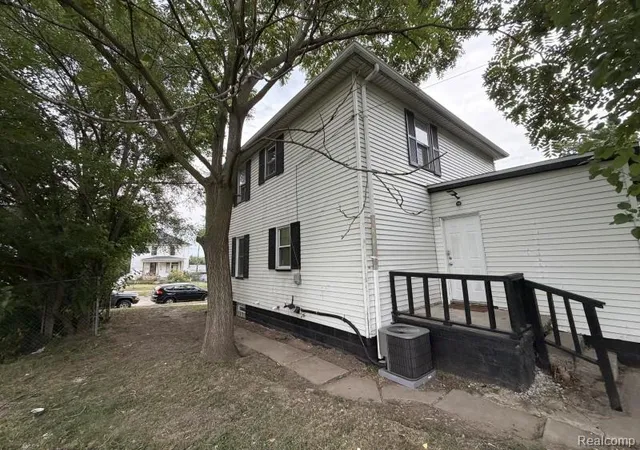 Photo 3 of Single family home for sale at 127 Jones St, Mount Clemens, MI 48043 | MLS# 20261069419 | Listing updated on 2026-10-11