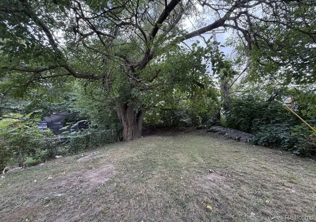 Photo 4 of Single family home for sale at 127 Jones St, Mount Clemens, MI 48043 | MLS# 20261069419 | Listing updated on 2026-10-11