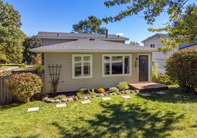 Photo 1 of Sale Pending at 8690 N Eston Rd, Clarkston, MI 48348 | MLS# 20261069428 | Listing updated on 2026-10-11
