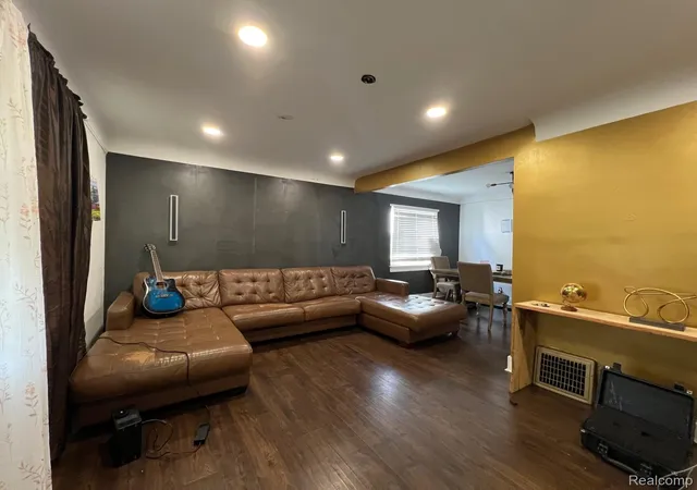 Photo 3 of Single family home for sale at 195 S Marshall St, Pontiac, MI 48342 | MLS# 20261069443 | Listing updated on 2026-10-09