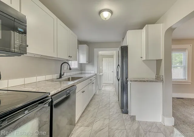 Listing Photo 5 - Condo for sale in building located at 338 Goddard St, Wyandotte, MI 48192