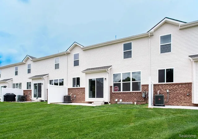 Photo 3 of Condo for sale at 5 Grandview Cir, White Lake Charter Township Oakland, MI 48386 | MLS# 20261069569 | Listing updated on 2026-10-31