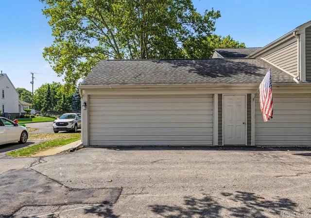 Listing Photo 2 - Condo for sale in building located at 2618 Williamsburg Cir, Auburn Hills, MI 48326