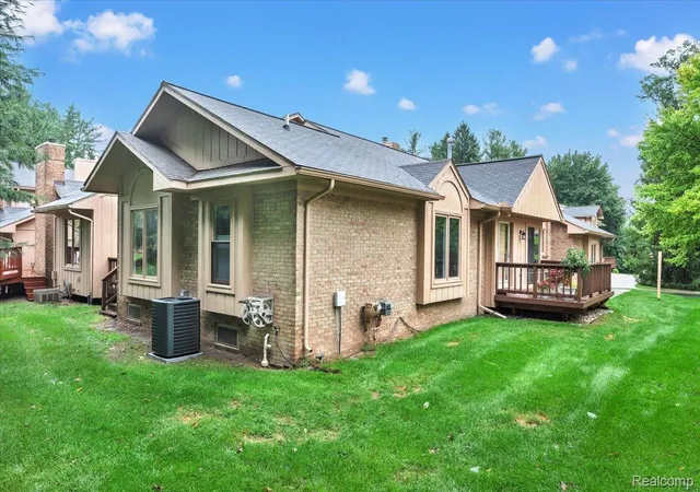 Listing Photo 3 - Condo for sale in building located at 22300 River Ridge Trl, Farmington Hills, MI 48335