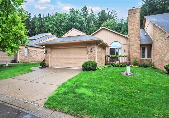 Listing Photo 4 - Condo for sale in building located at 22300 River Ridge Trl, Farmington Hills, MI 48335
