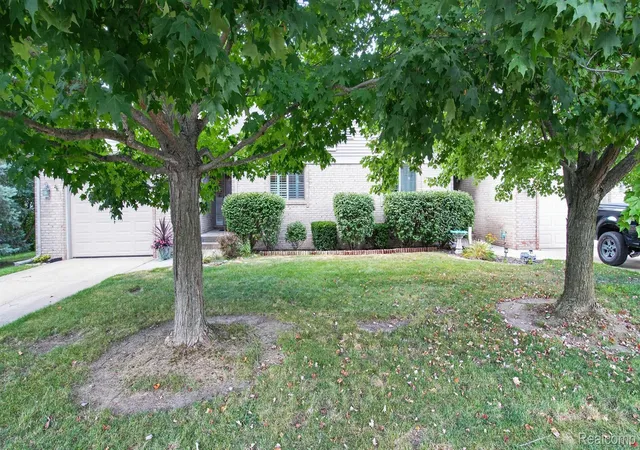 Listing Photo 2 - Condo for sale in building located at 22240 Quail Run Cir, South Lyon, MI 48178 - Unit #1