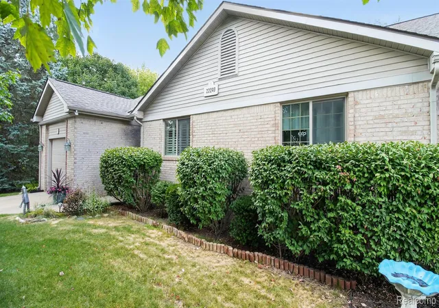 Listing Photo 3 - Condo for sale in building located at 22240 Quail Run Cir, South Lyon, MI 48178 - Unit #1