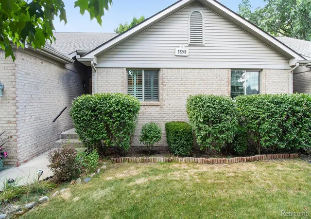 Listing Photo 4 - Condo for sale in building located at 22240 Quail Run Cir, South Lyon, MI 48178 - Unit #1
